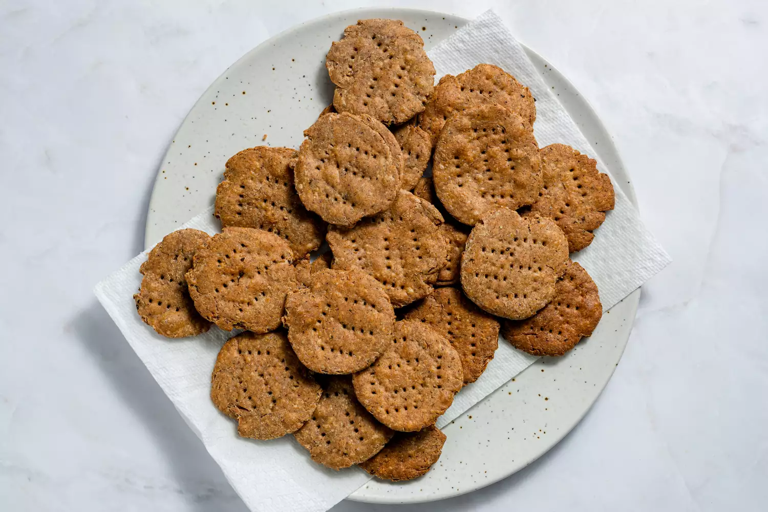 Um prato forrado com toalha de papel com mathris fritos