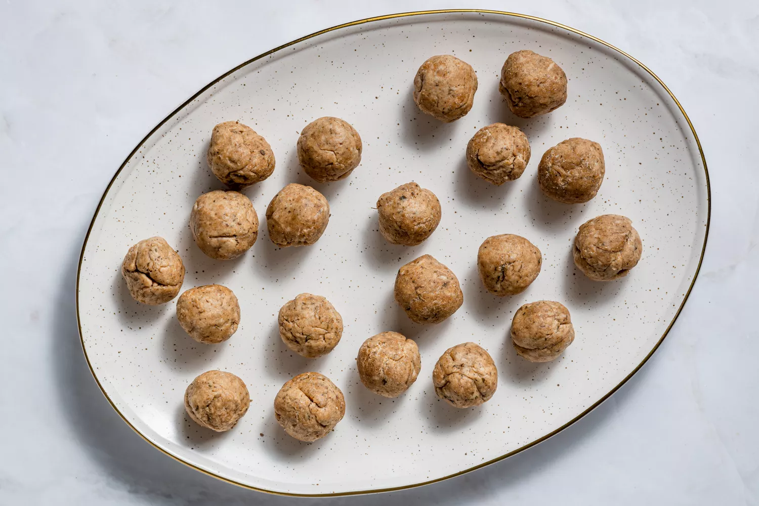 Um prato oval com pequenas bolas redondas de massa de mathri