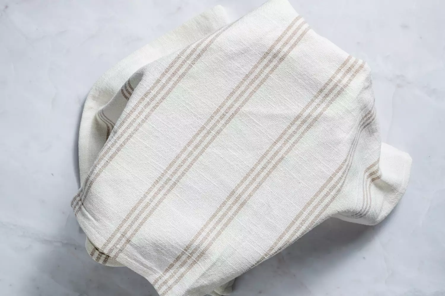 Uma tigela de massa de mathri, coberta por uma toalha