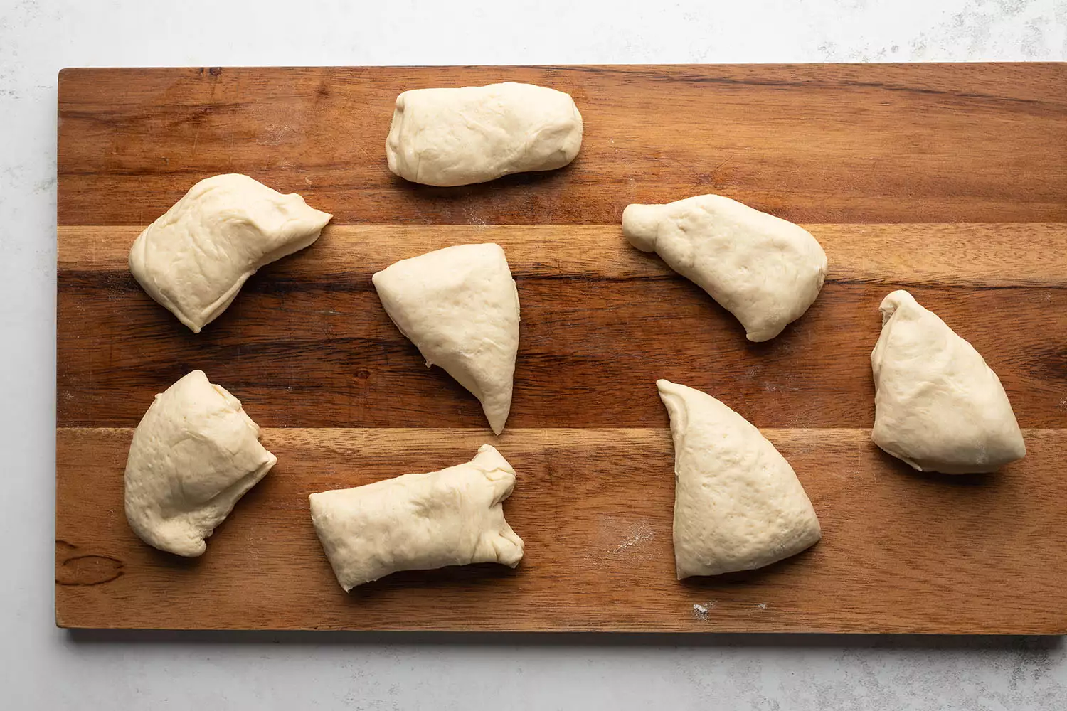 Pedaços de massa em uma tábua de cortar