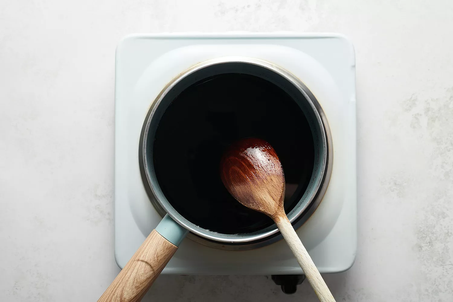glaze balsâmico cozinhando em uma panela