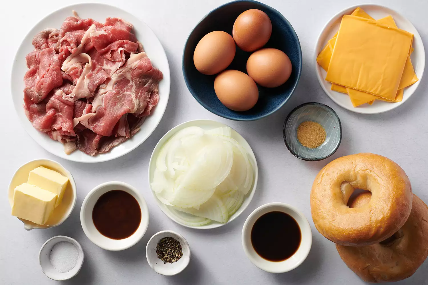 ingredientes para fazer a receita de bagel de bife, ovo e queijo do McDonald's