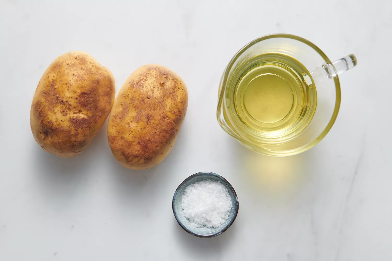 Ingredientes para fazer batatas em camadas milhões