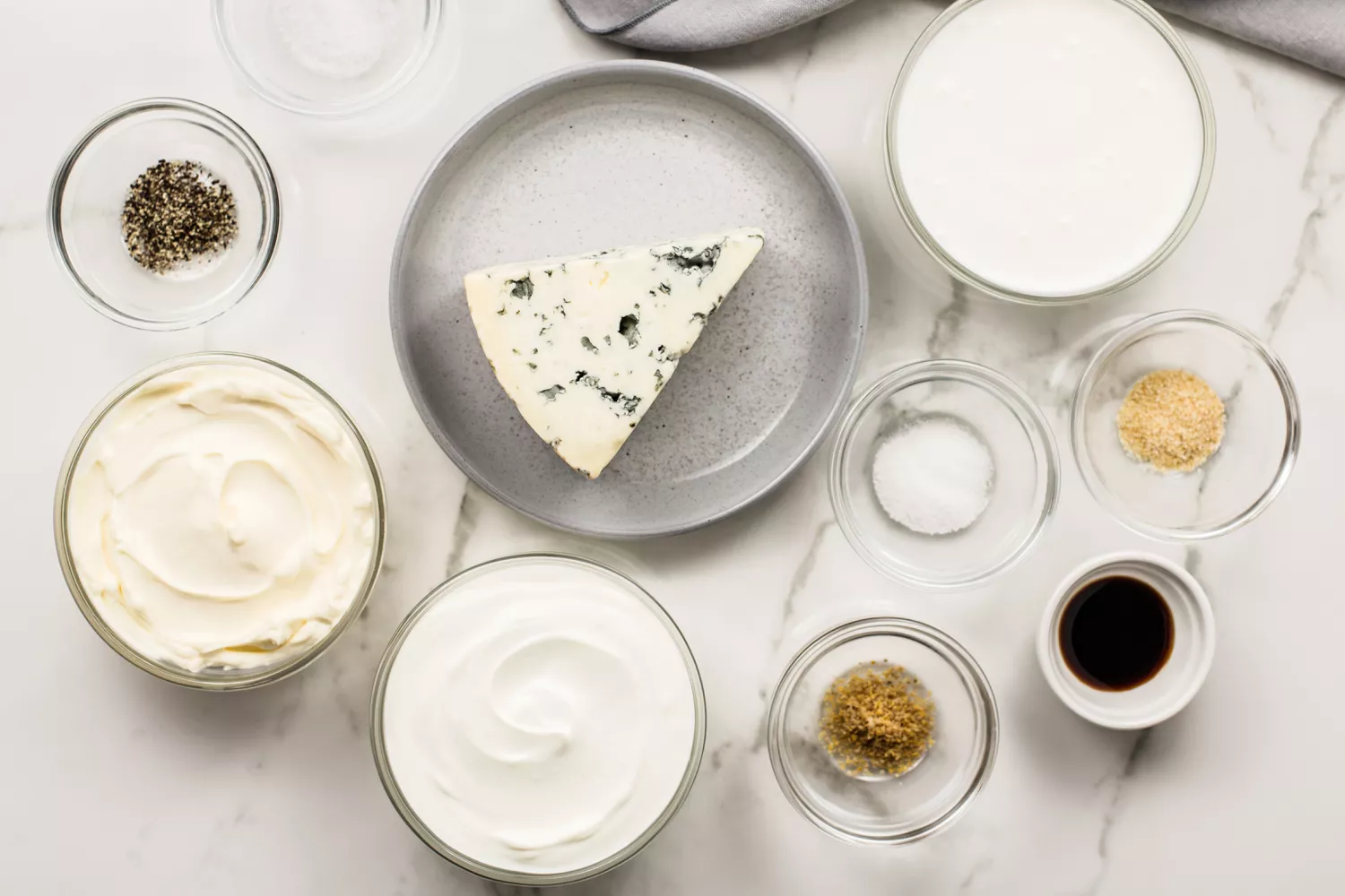 Ingredientes para a receita de molho de queijo azul reunidos