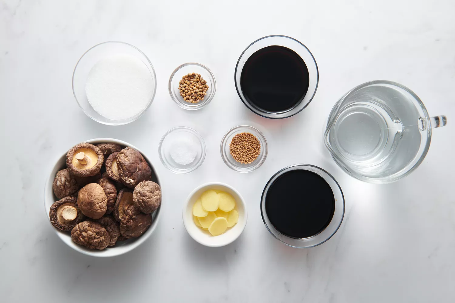 Ingredientes para fazer cogumelos shiitake em conserva