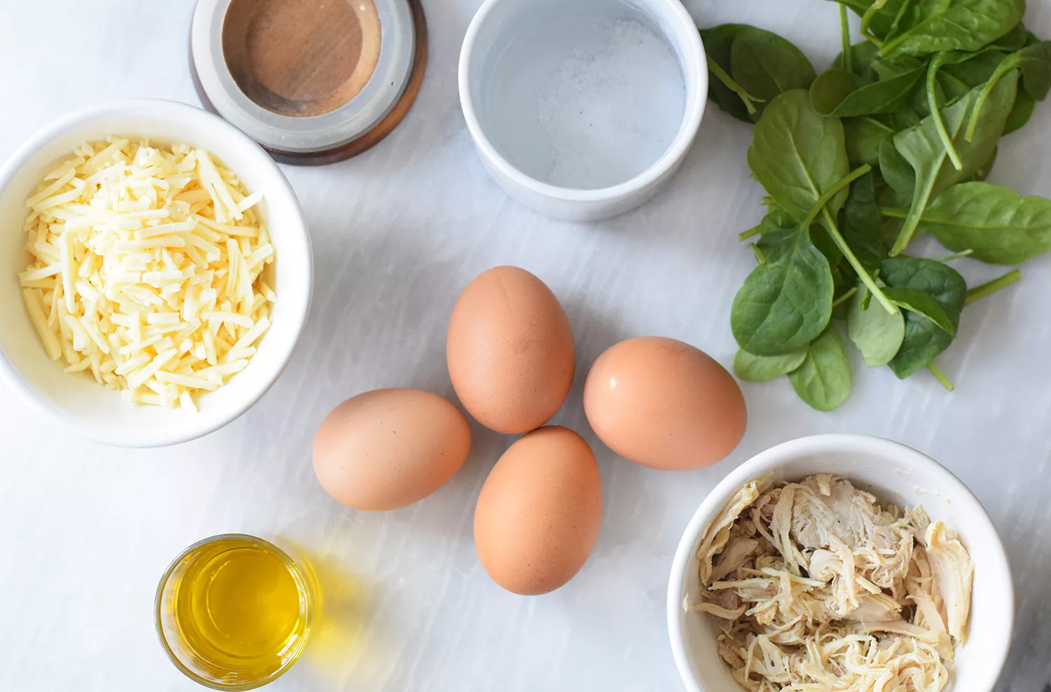 Ingredientes para omelete de frango reunidos
