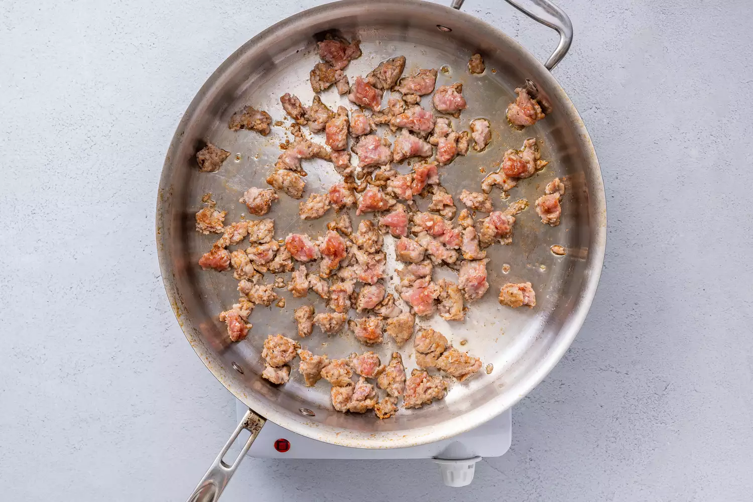 Salsicha cozinhando em uma panela grande
