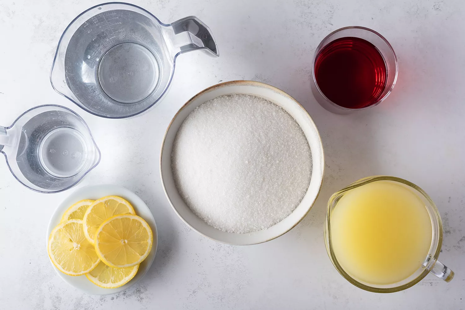 Ingredientes de limonada rosa em tigelas