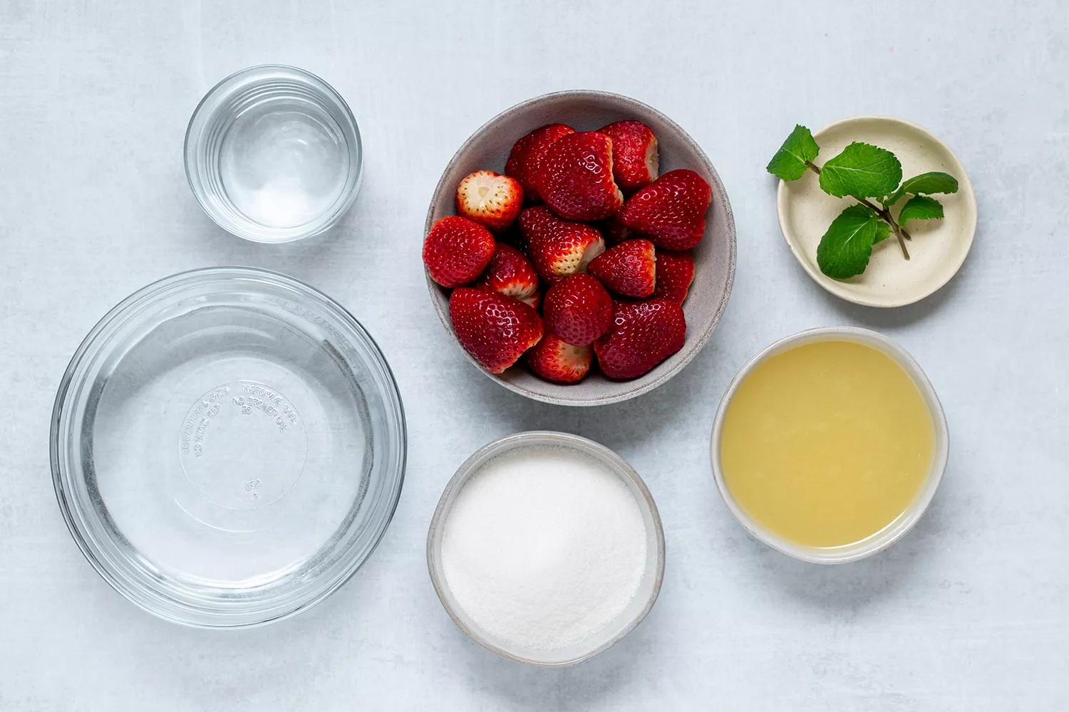 Ingredientes de limonada de morango em tigelas