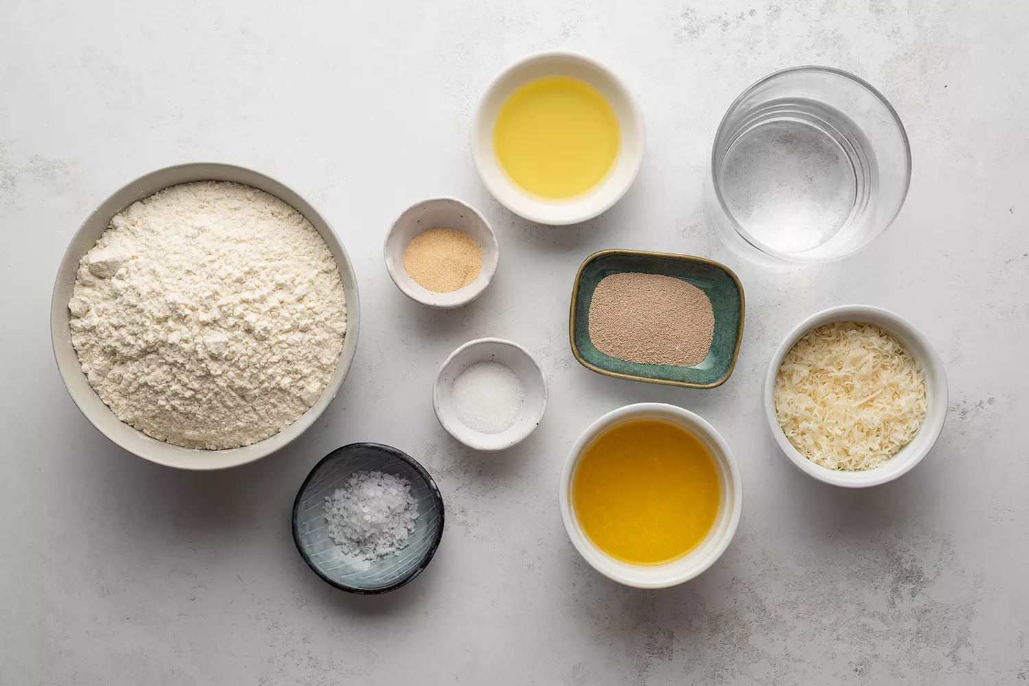 Ingredientes do Copycat Crazy Bread em tigelas