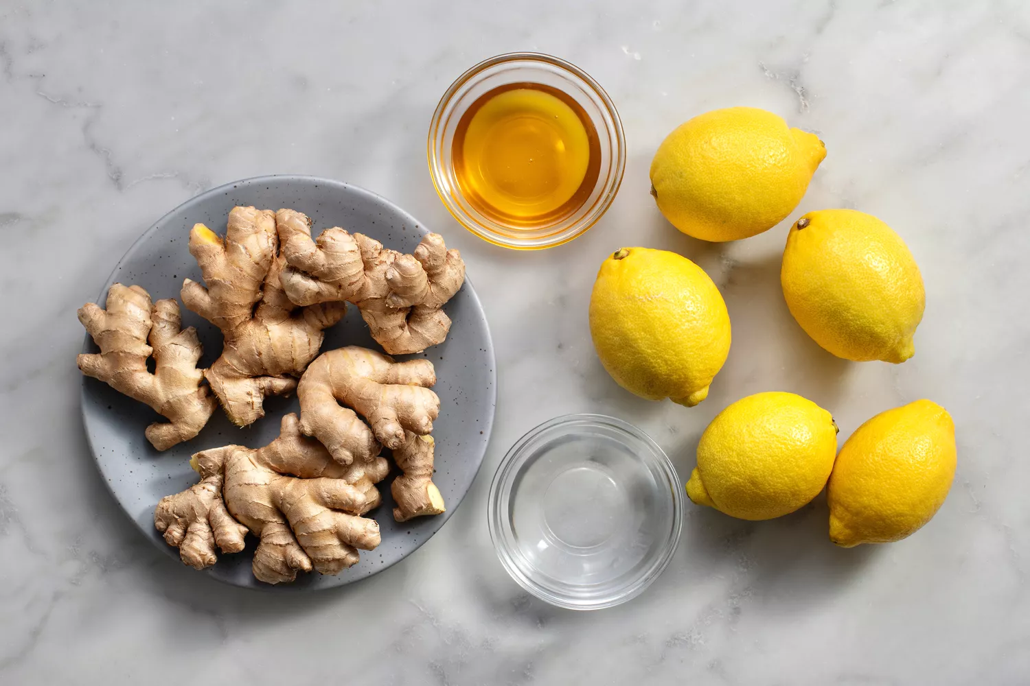 Ingredientes do shot de gengibre reunidos