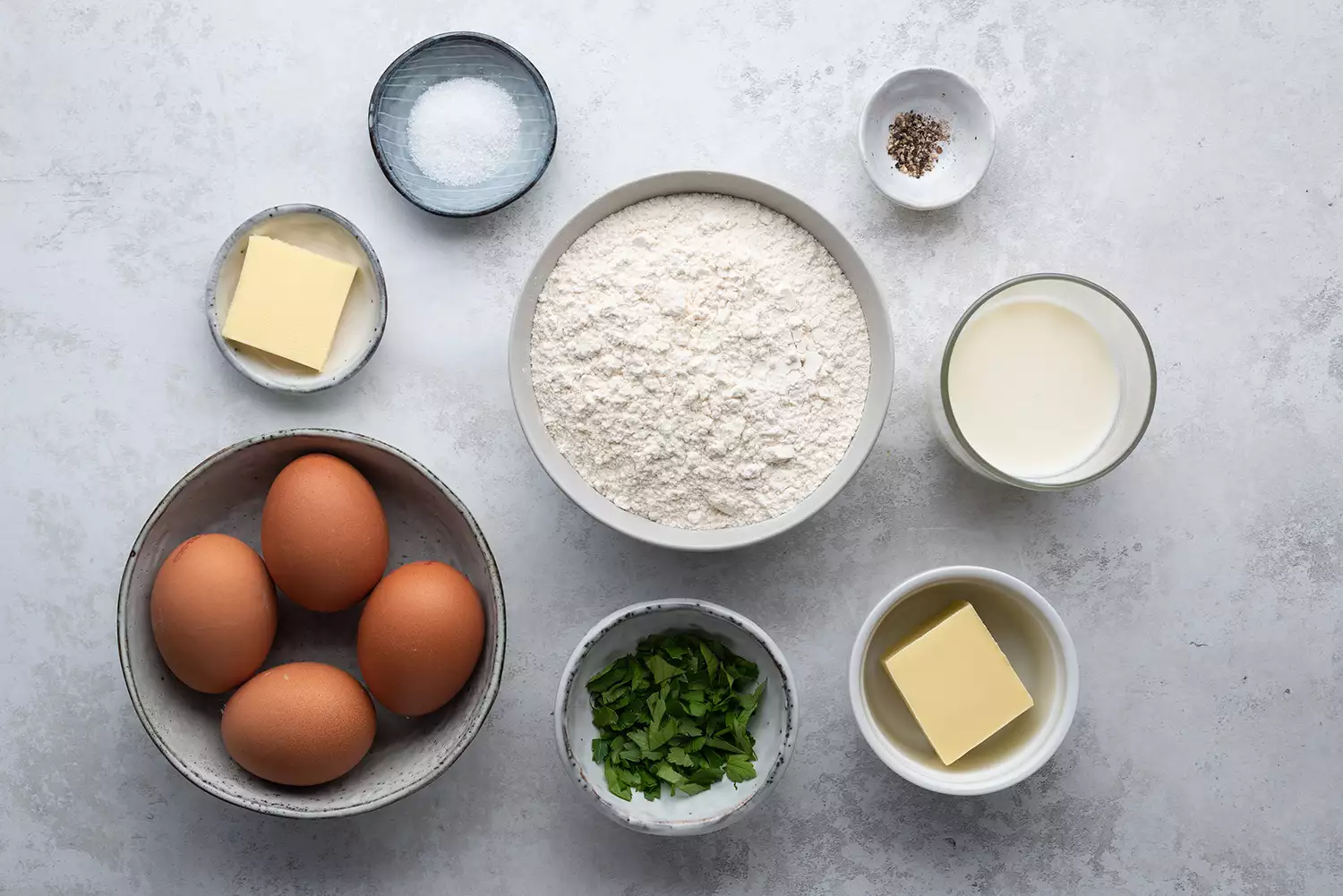 Ingredientes para Spaetzle em tigelas