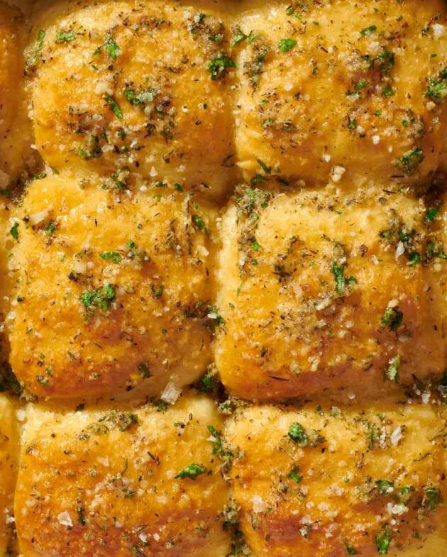 Pãezinhos Recheados com Ervas e Parmesão