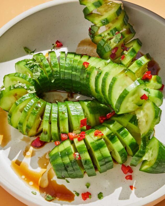 Salada de Pepino Espiral Repleta de Umami