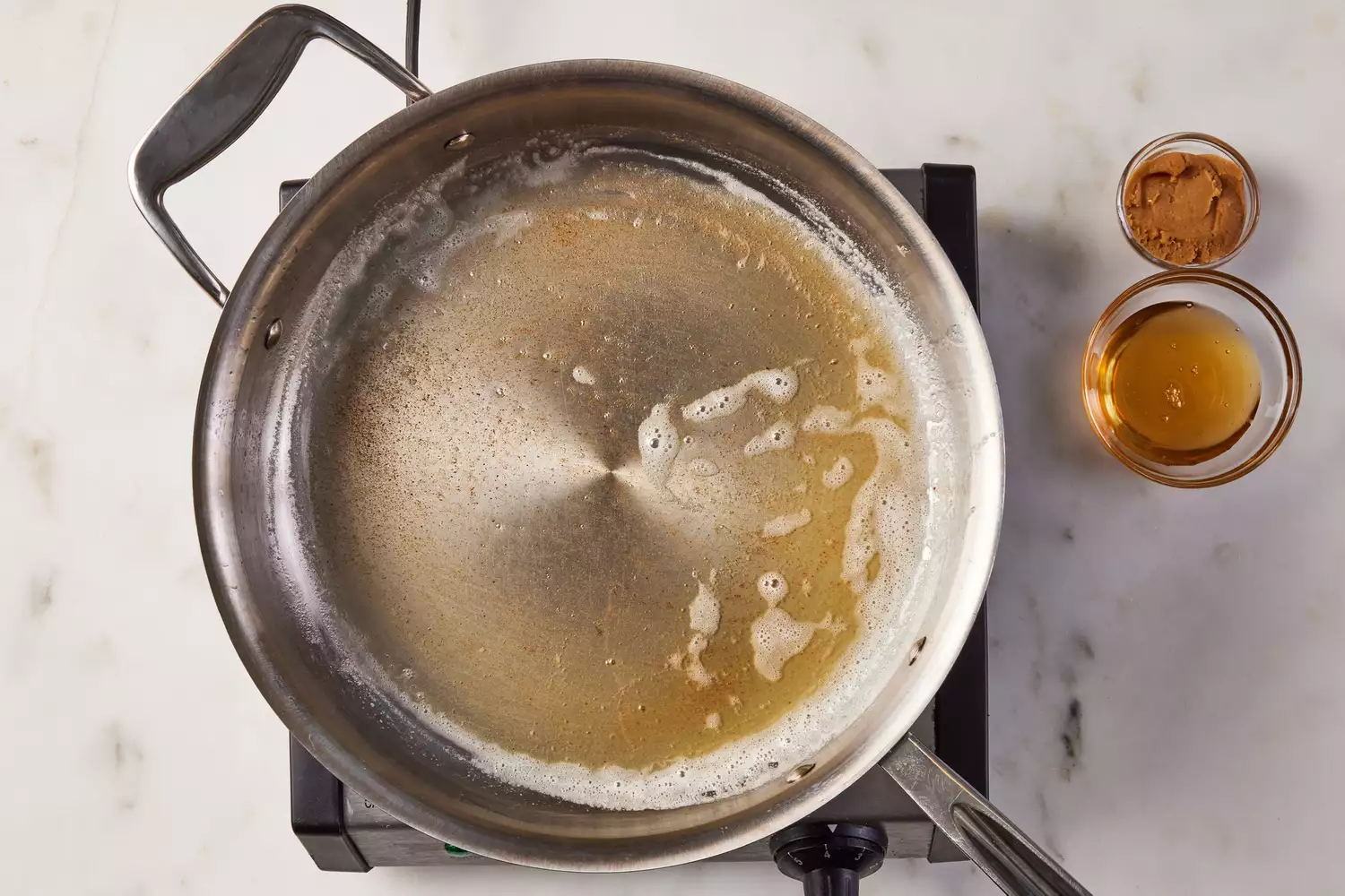 Uma panela grande de manteiga derretida e dourada