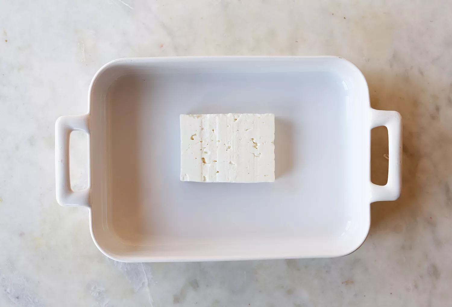 queijo feta em uma assadeira