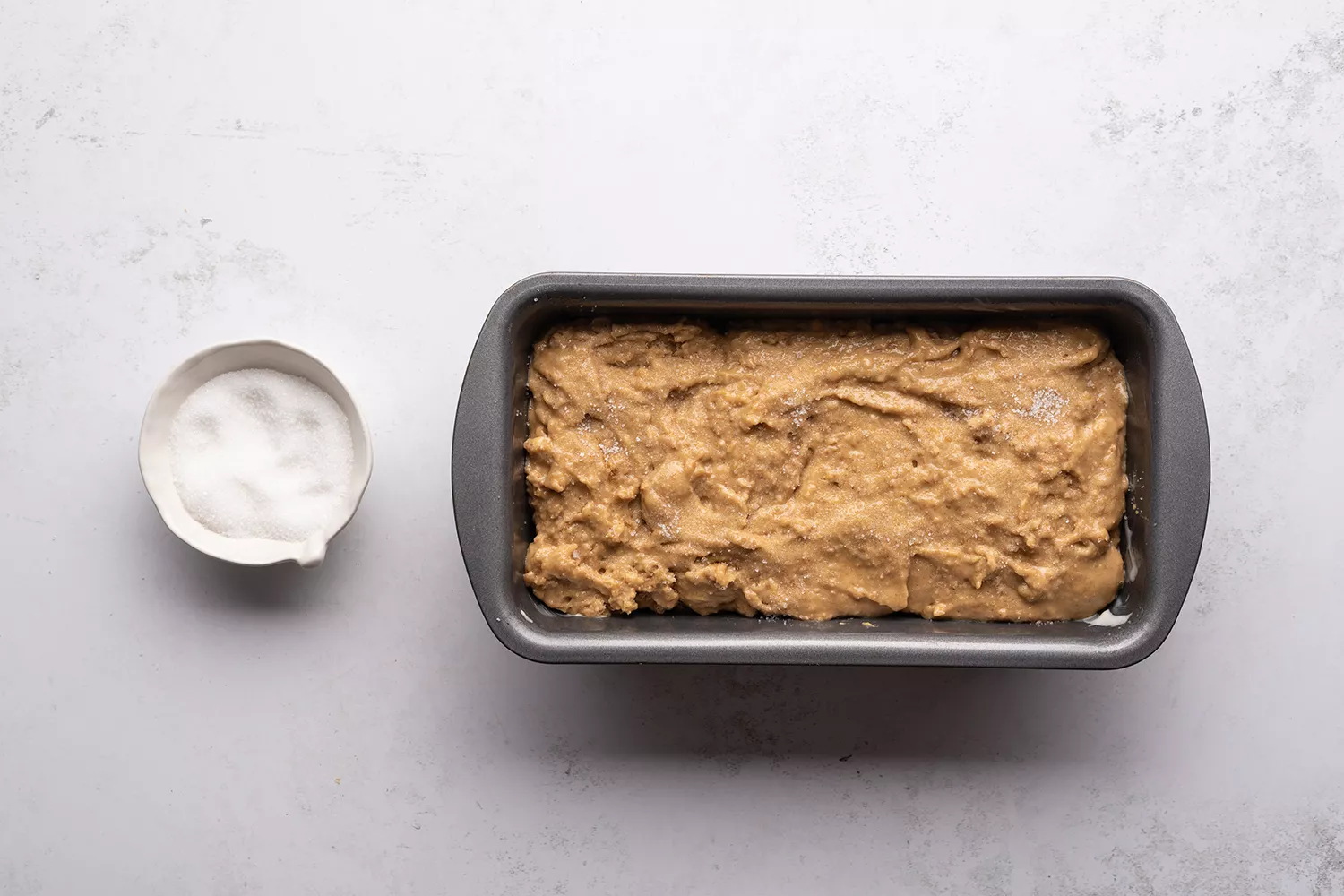 Açúcar em cima da massa na forma de pão