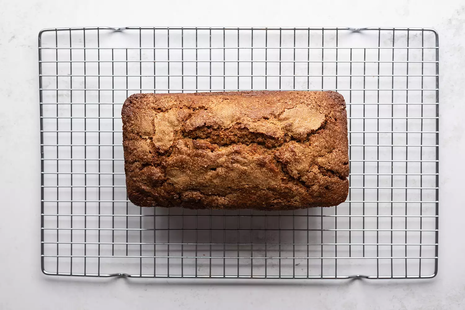 Pão de canela em uma grade de resfriamento