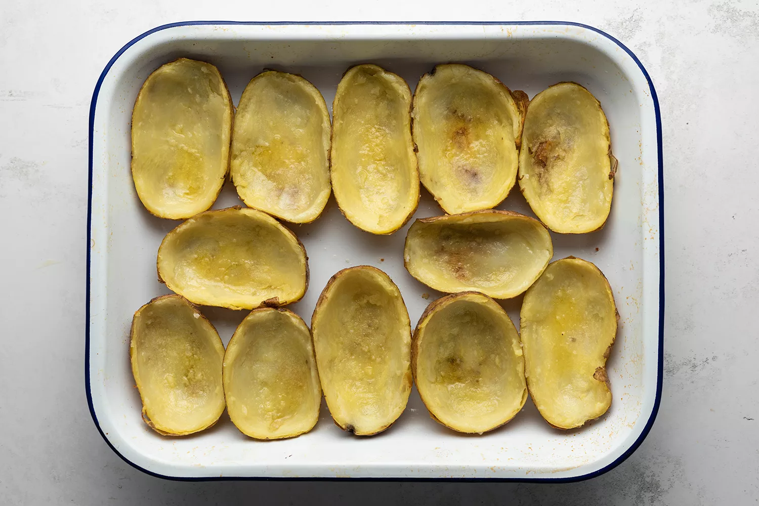 Cascas de batata em uma forma de assar
