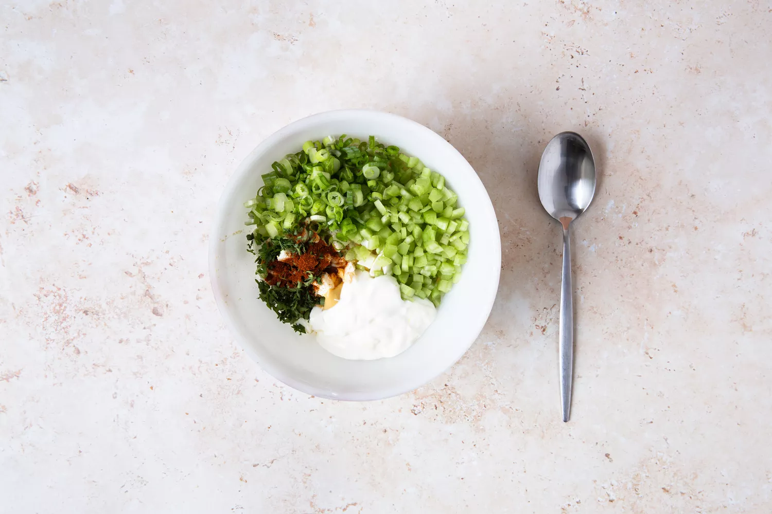 Ingredientes da Salada de Ovos Cremosa em uma tigela