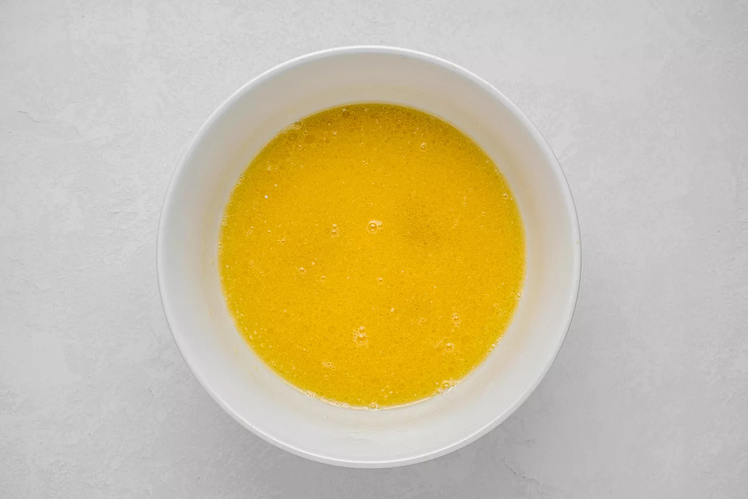 ovos batidos em uma tigela