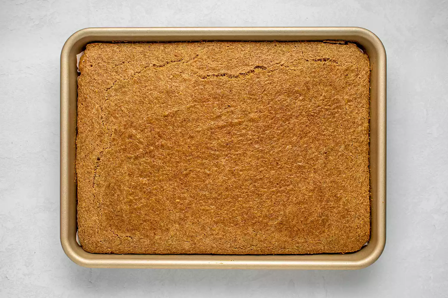 pão de linhaça keto assado em uma assadeira