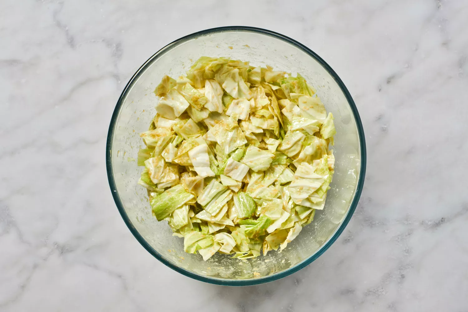 Uma tigela grande de repolho verde picado misturado na pasta de alho-gergelim