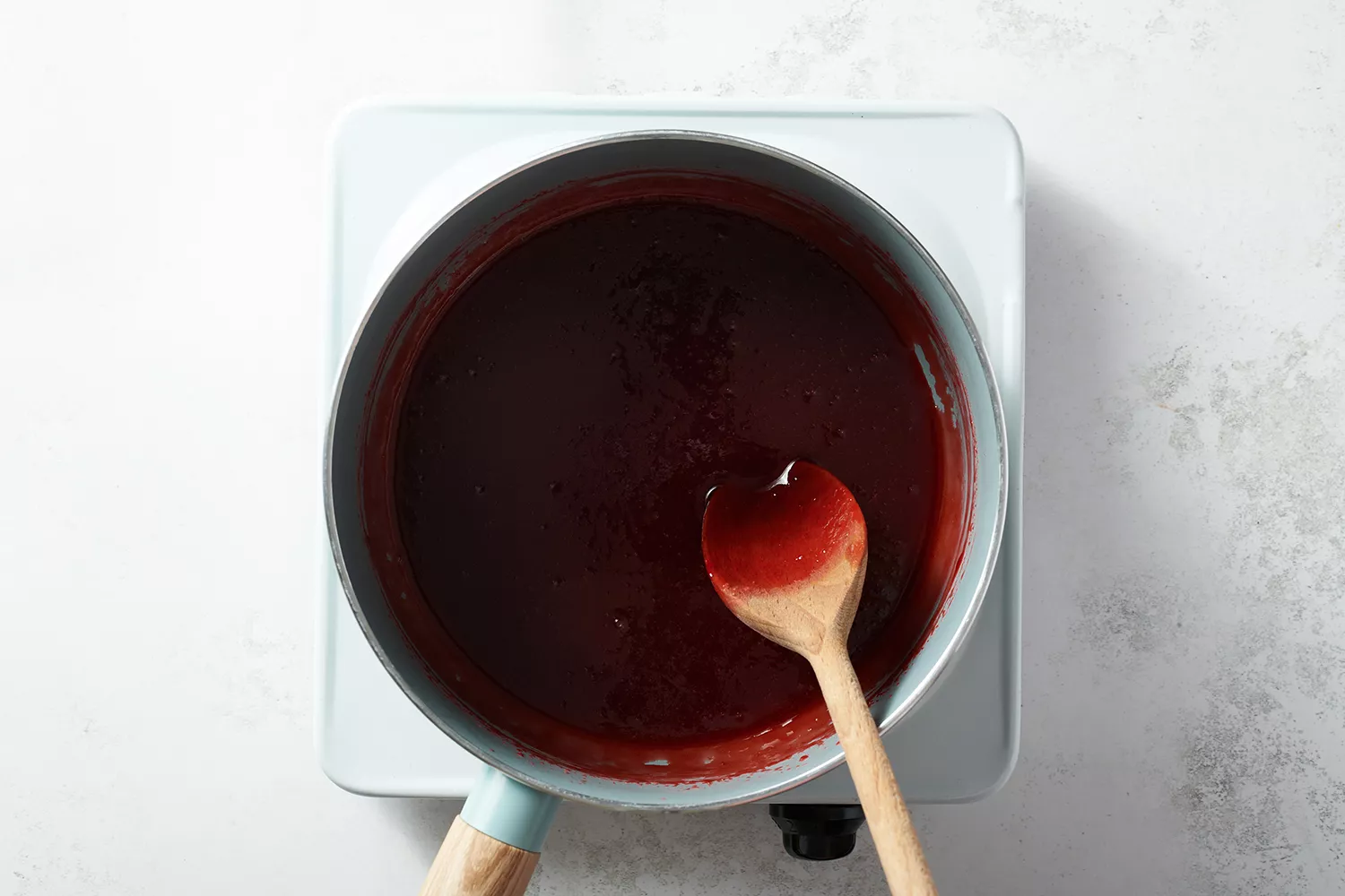 purê de morango em uma panela