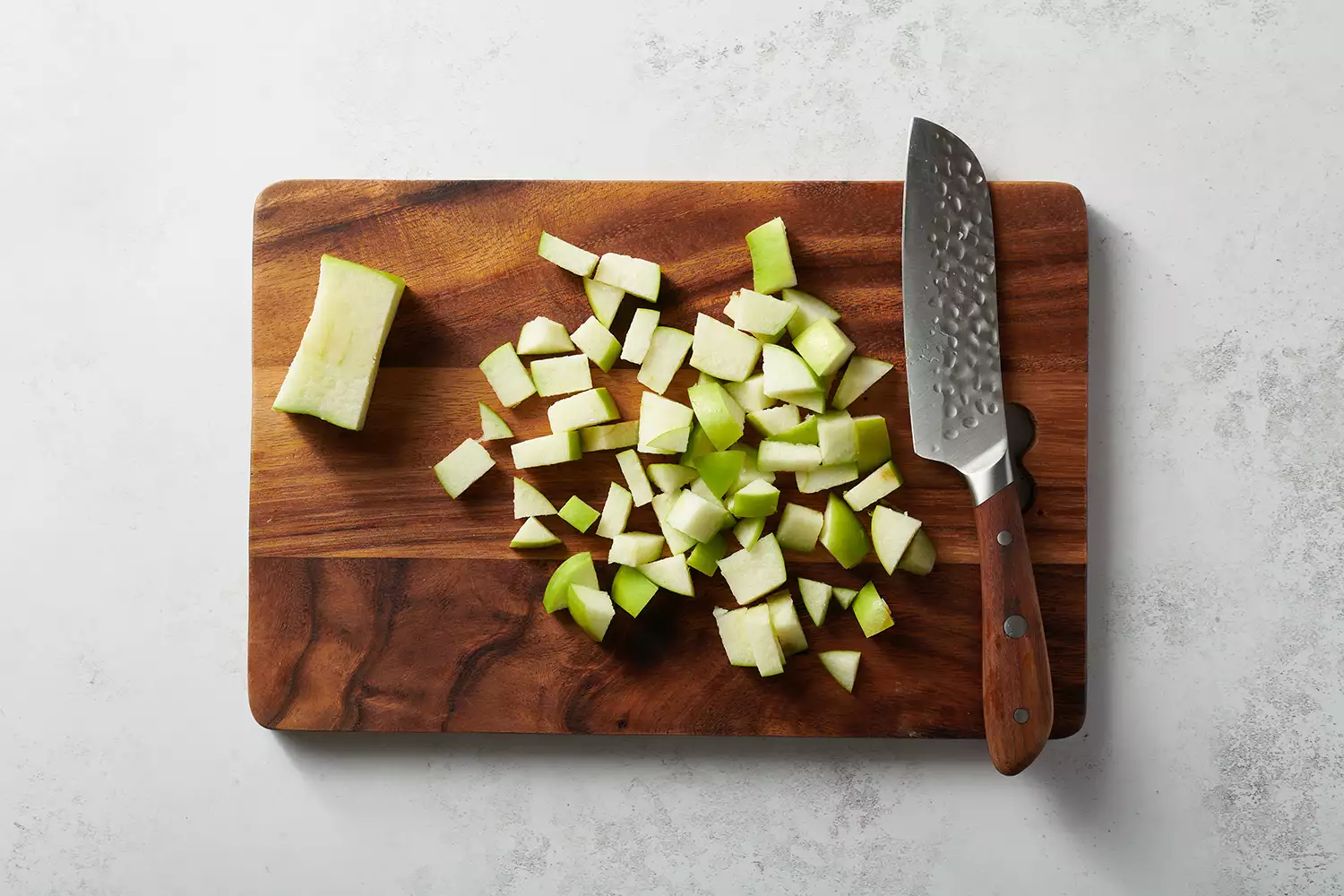 maçã Granny Smith picada em uma tábua de cortar