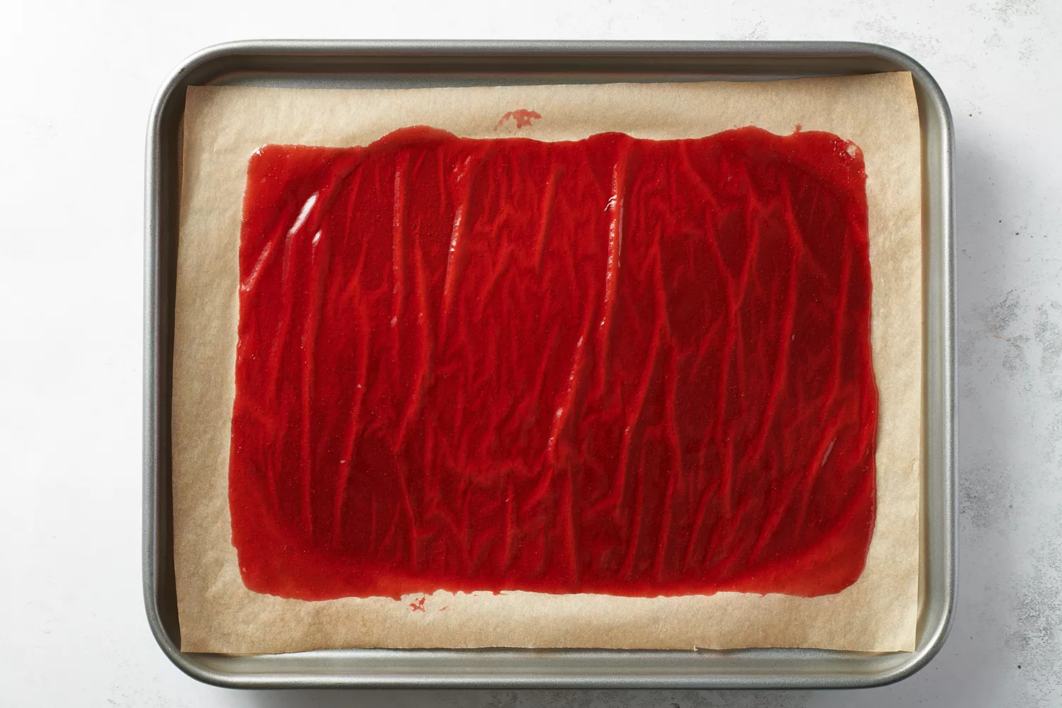 rolinho de fruta em uma assadeira forrada com papel manteiga