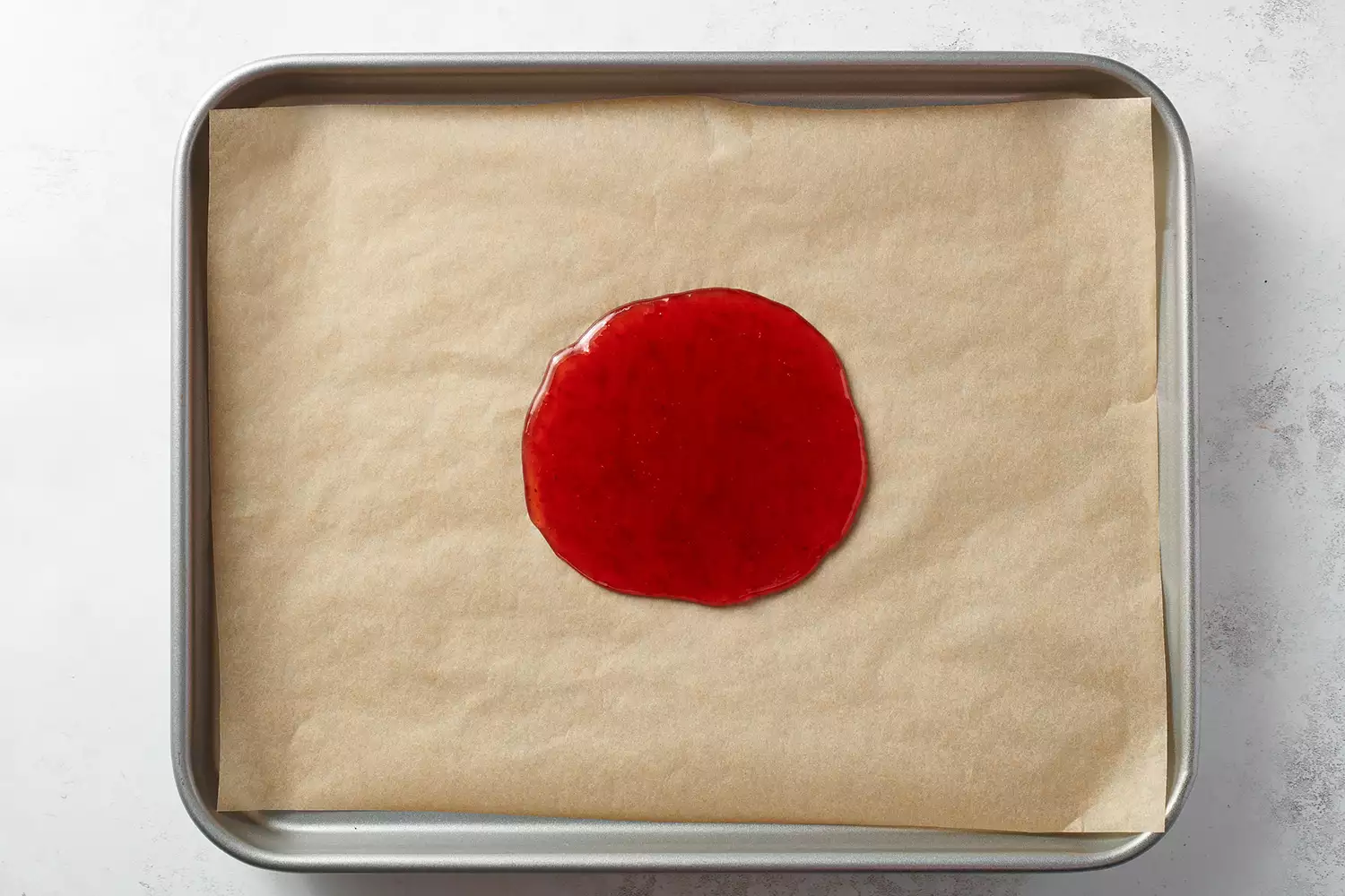 mistura de rolinho de fruta em uma assadeira forrada com papel manteiga