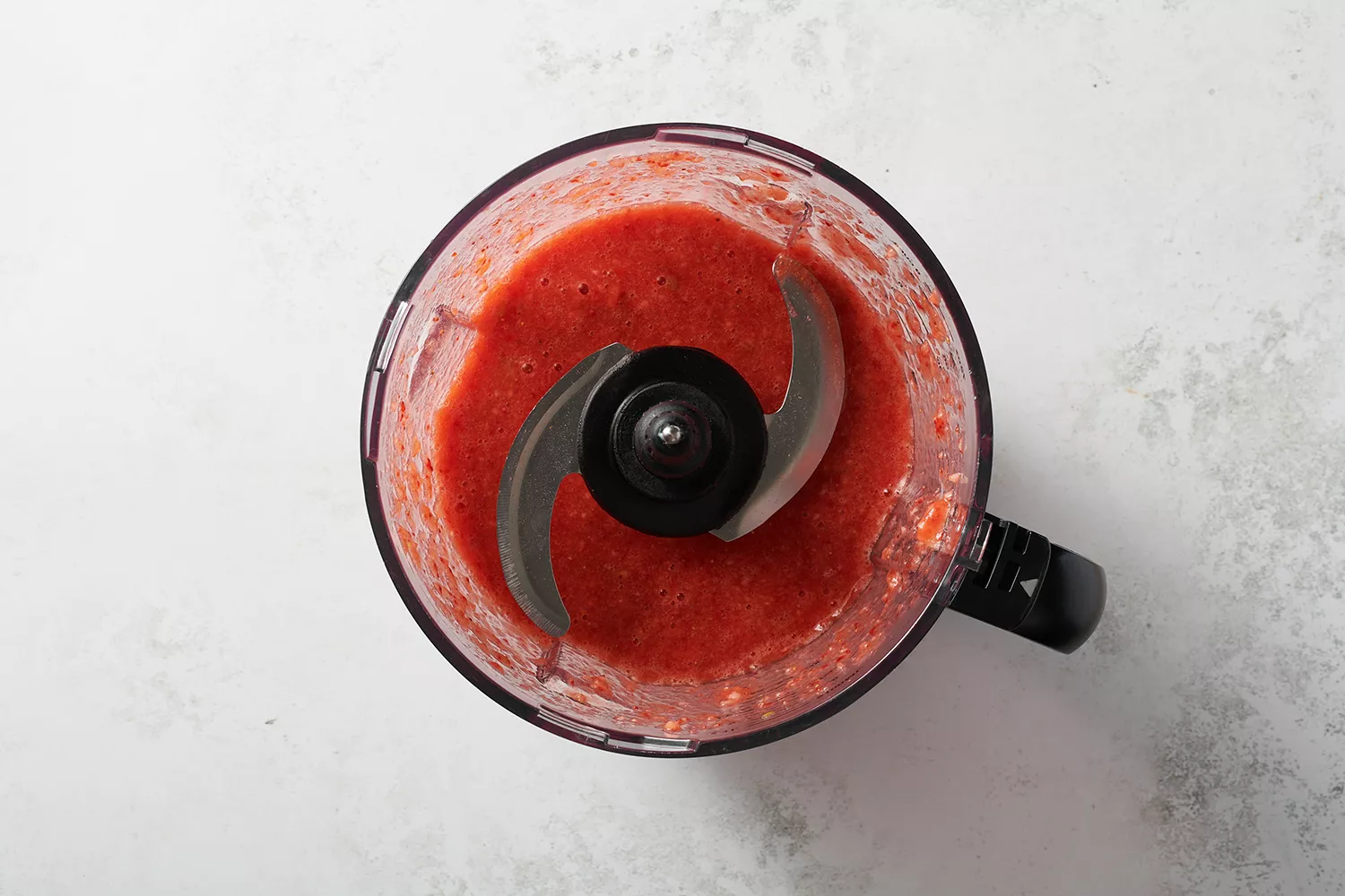 purê de morango em um processador de alimentos