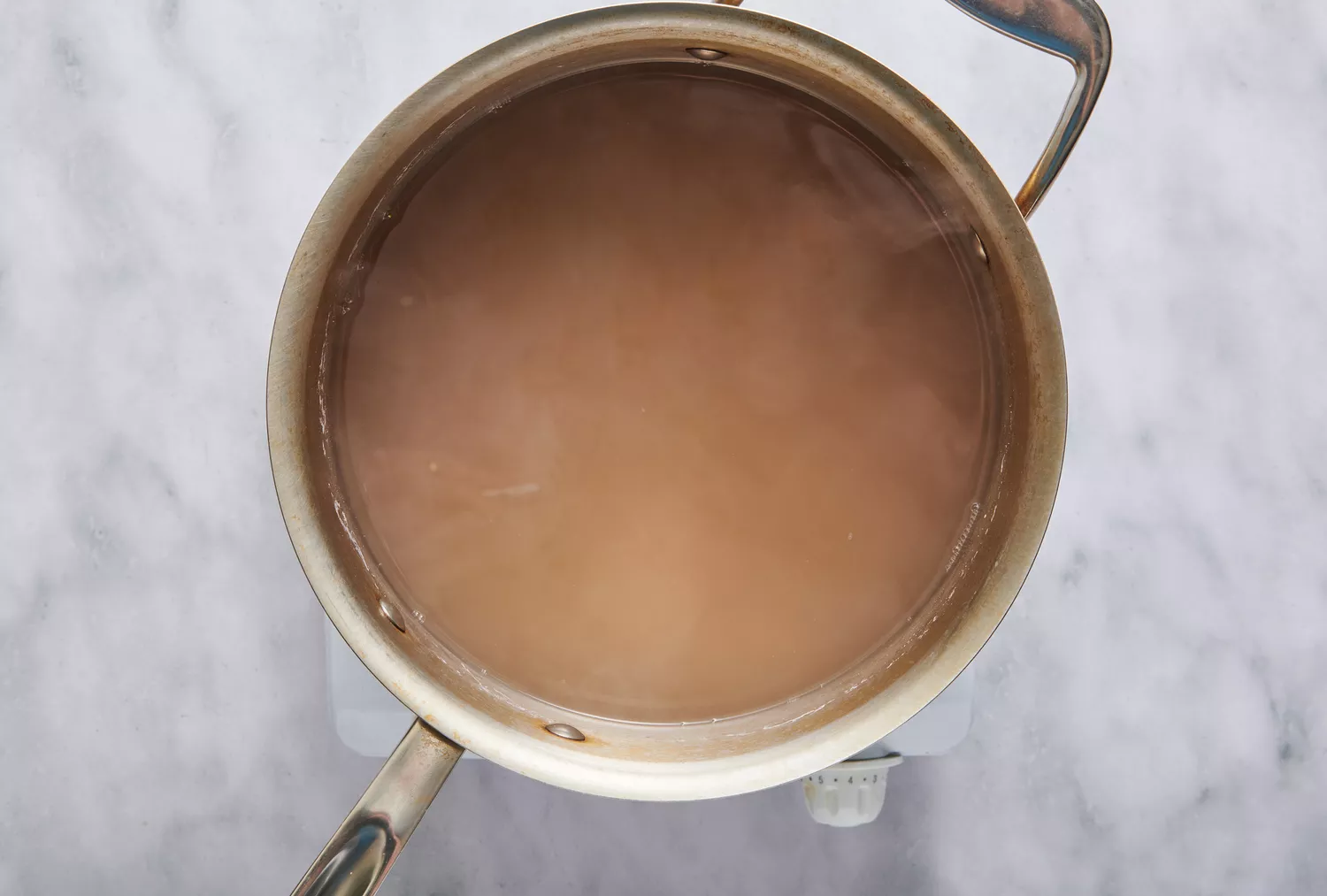 Uma panela de feijões pinto na água