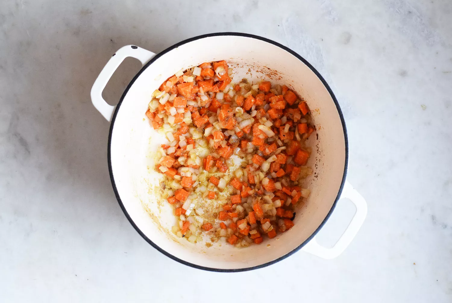 cenouras e cebolas cozinhando