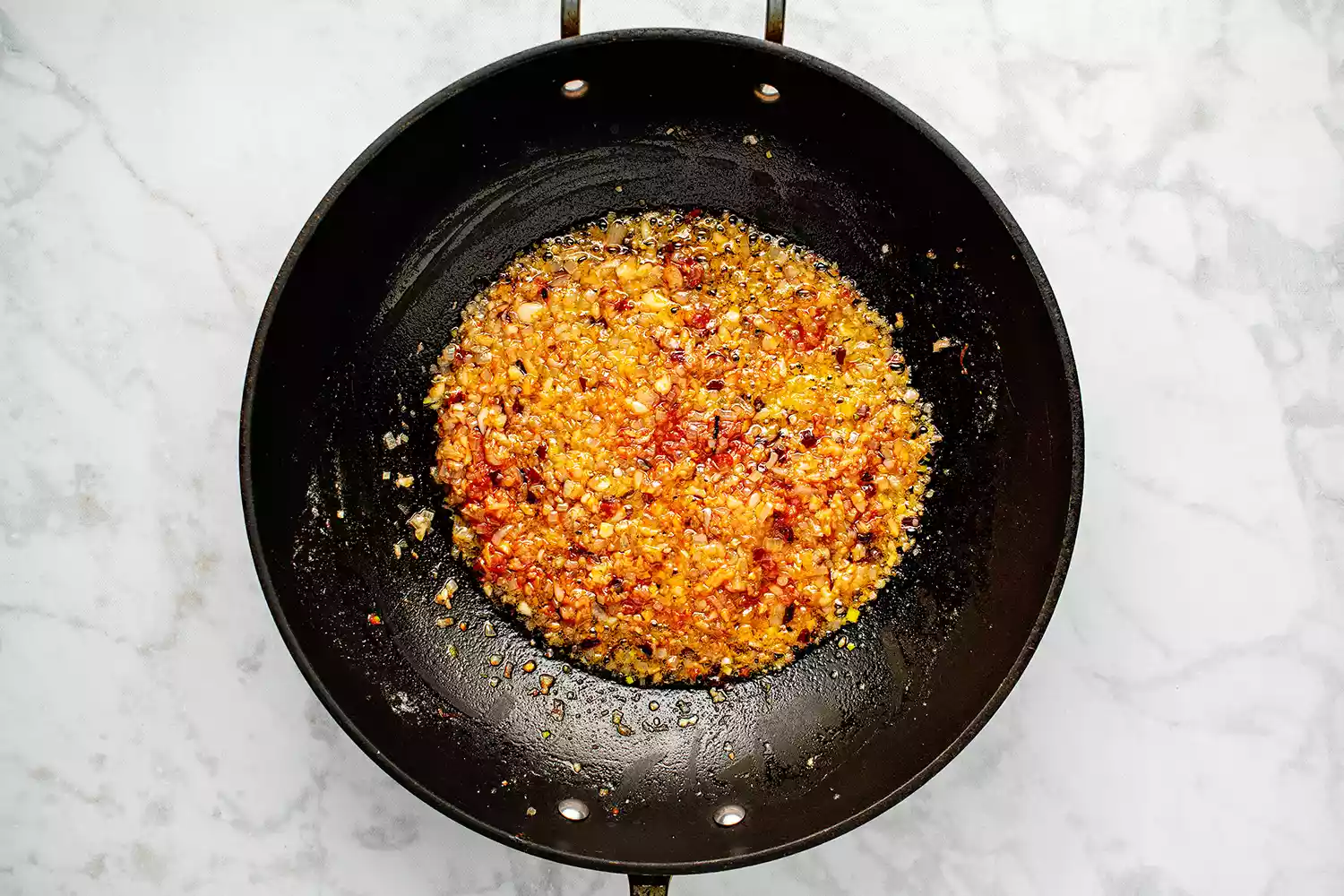 Alho e pasta de tomate na panela