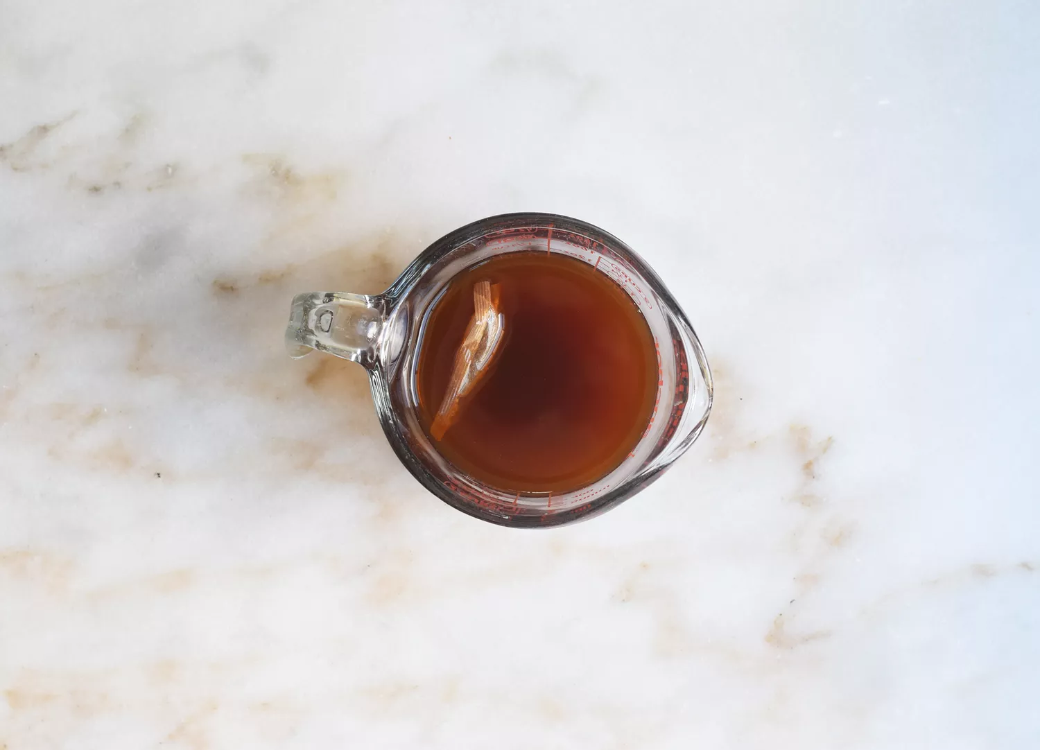 chá infusionado em uma xícara