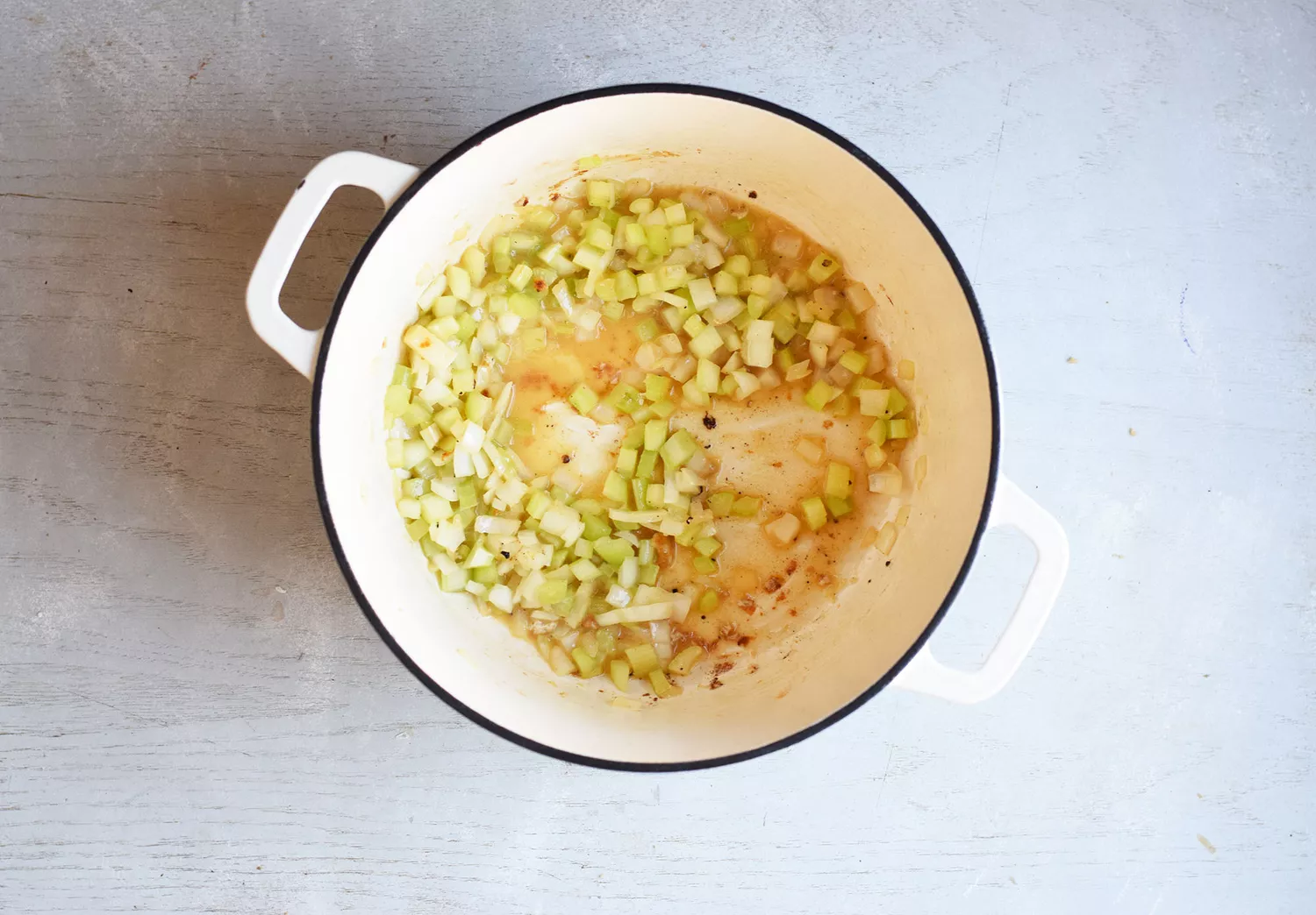 Vegetais refogados com farinha em uma panela