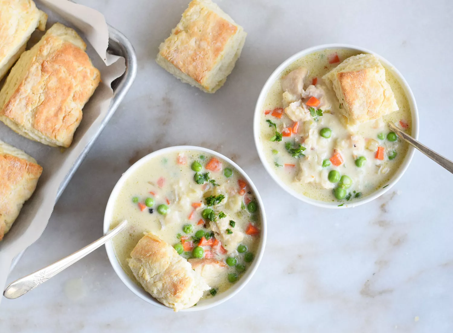 Sopa de torta de frango com biscoitos