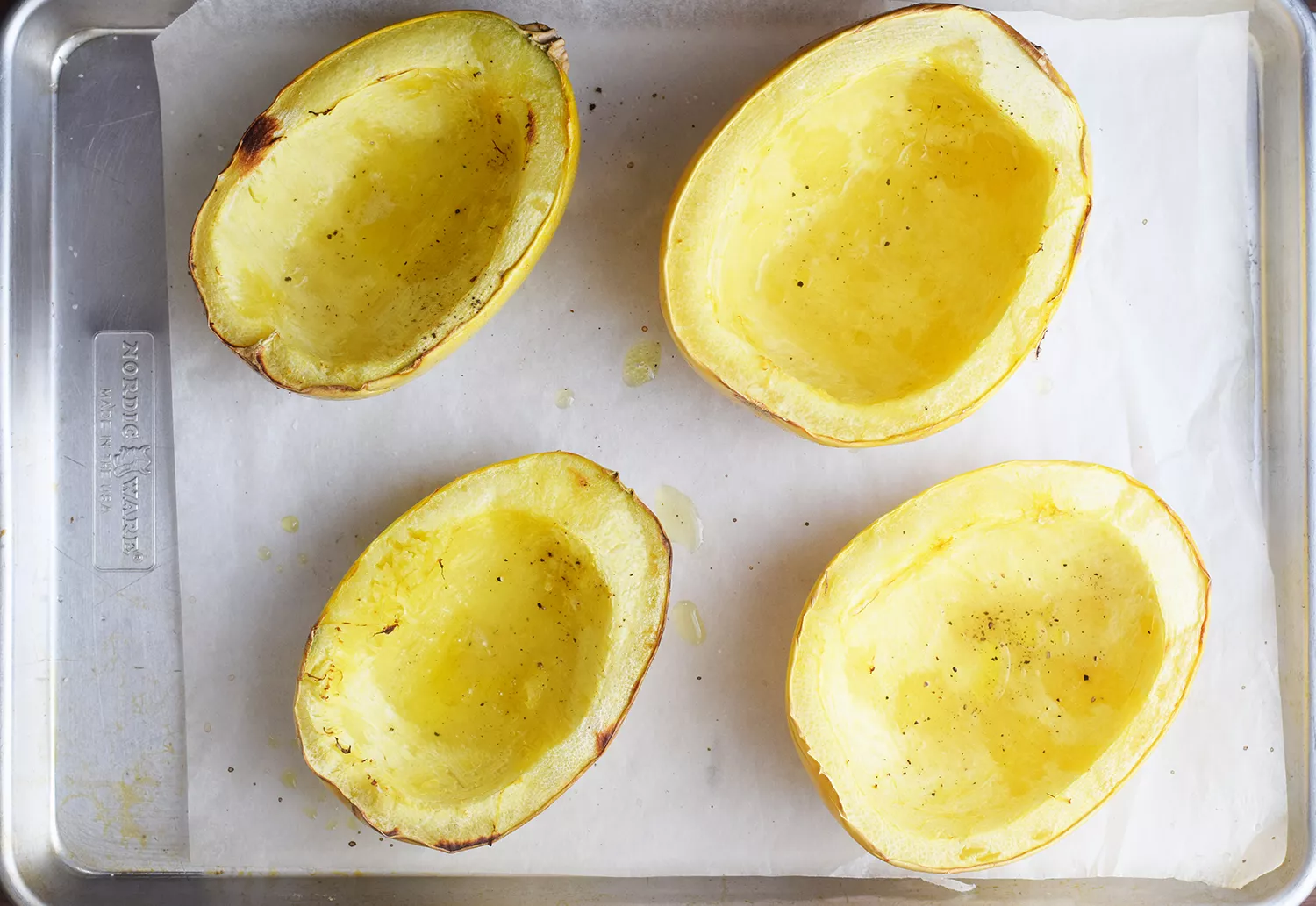 Asse as abóboras para Spaghetti Squash Carbonara