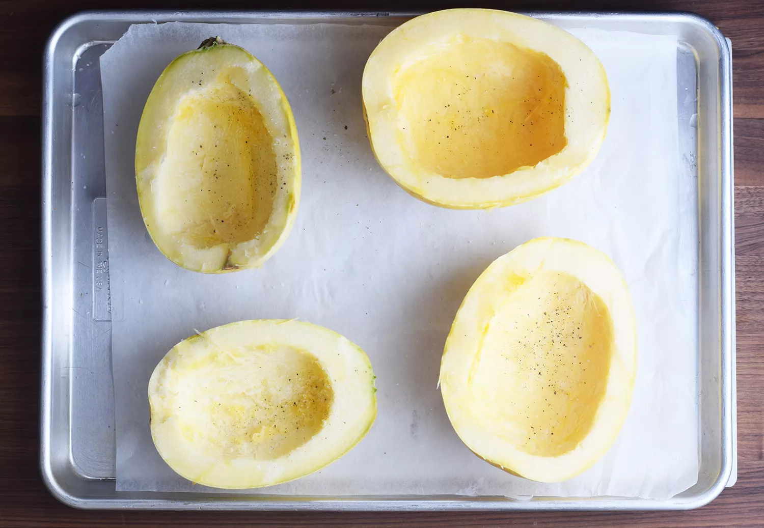 Prepare as abóboras para Spaghetti Squash Carbonara