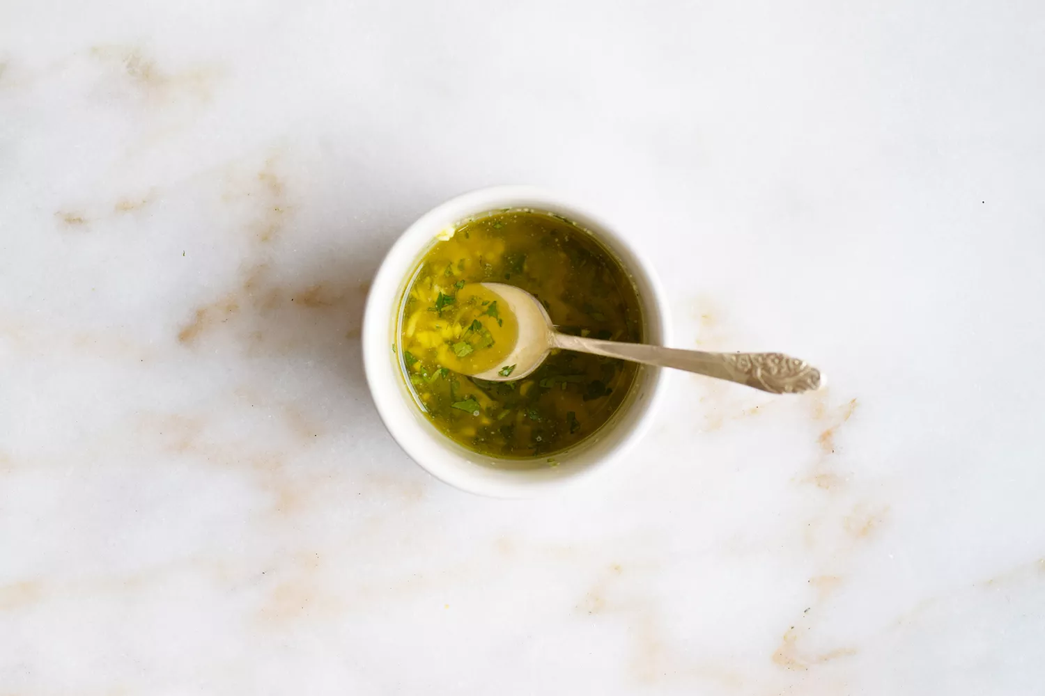 alho, manteiga derretida e azeite em uma tigela