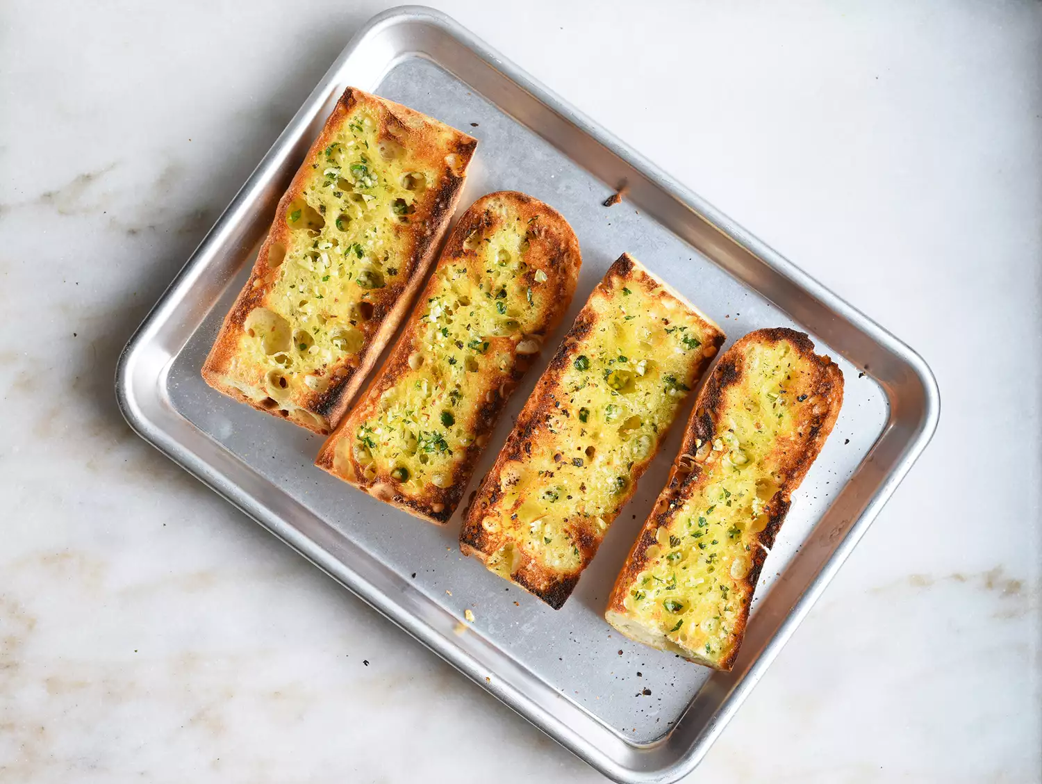 pão de alho tostado em uma assadeira