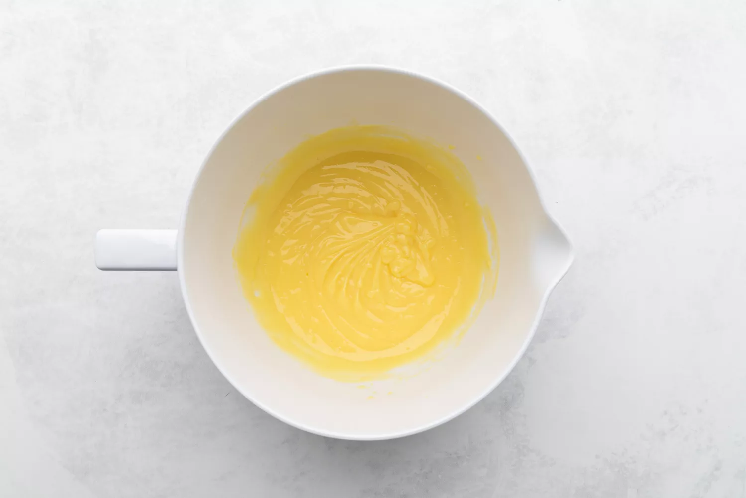 Pudim em uma tigela de mistura