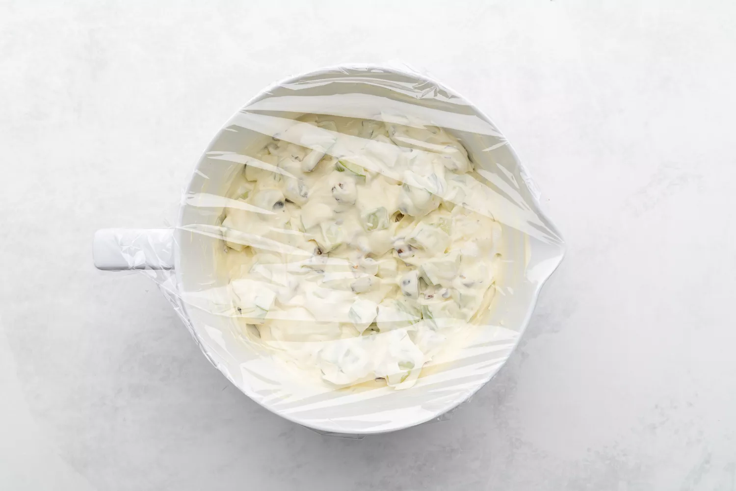 Salada Snickers coberta com plástico filme