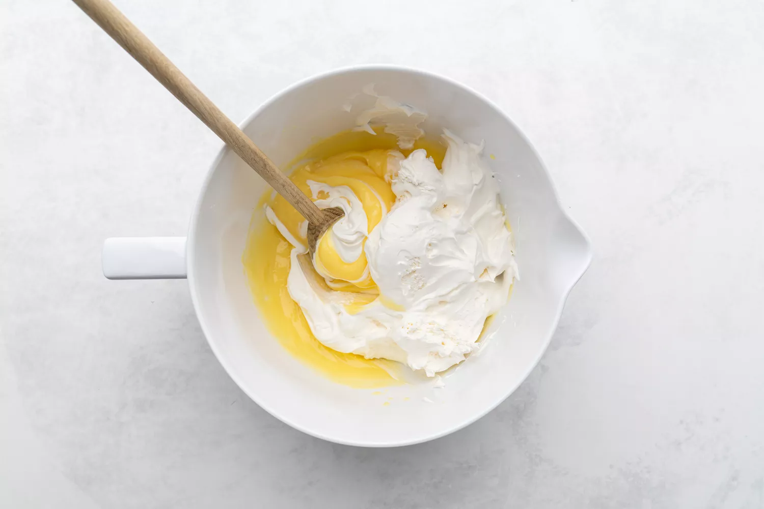 Incorporando a cobertura de chantilly no pudim