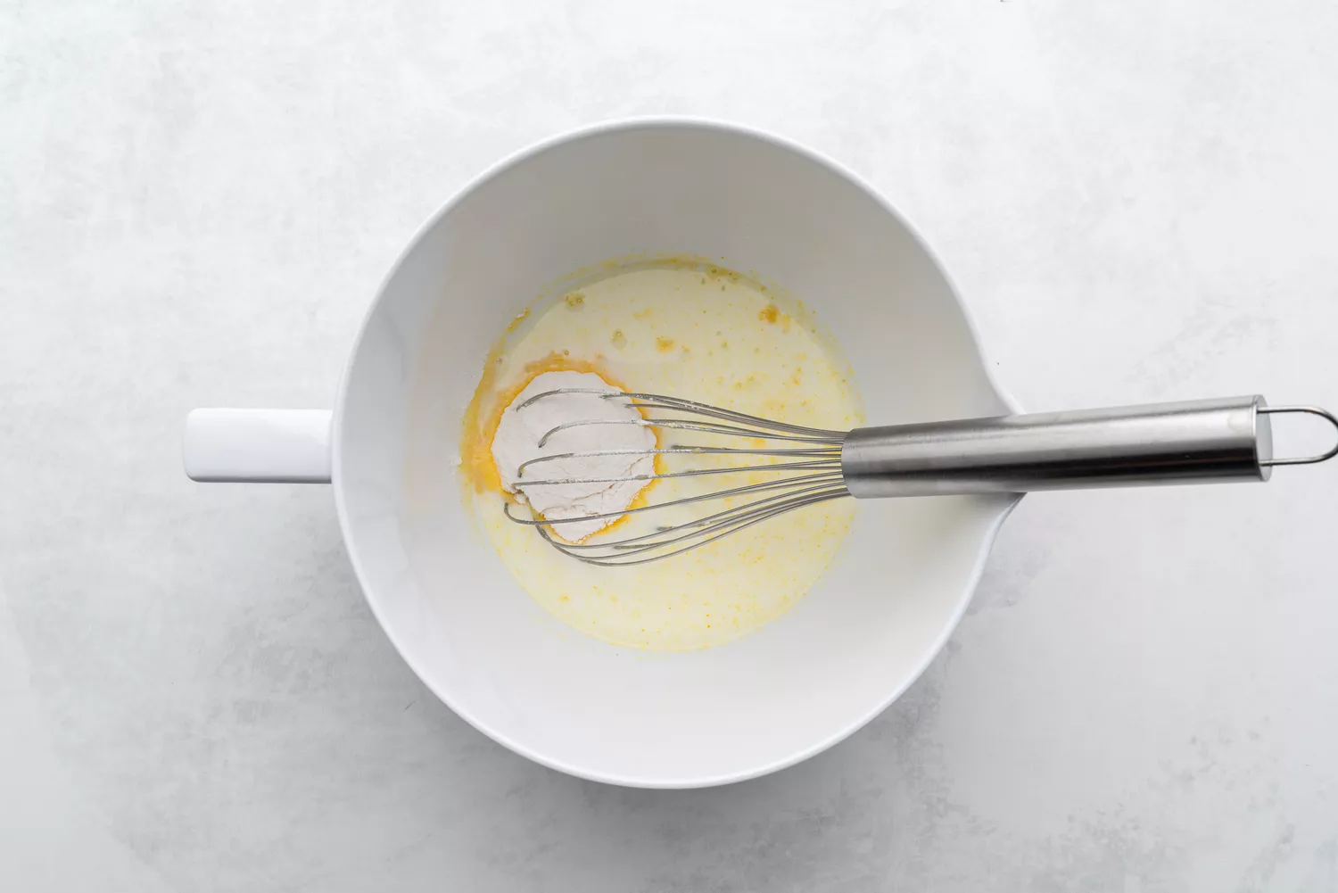 Mistura de pudim e leite em uma tigela