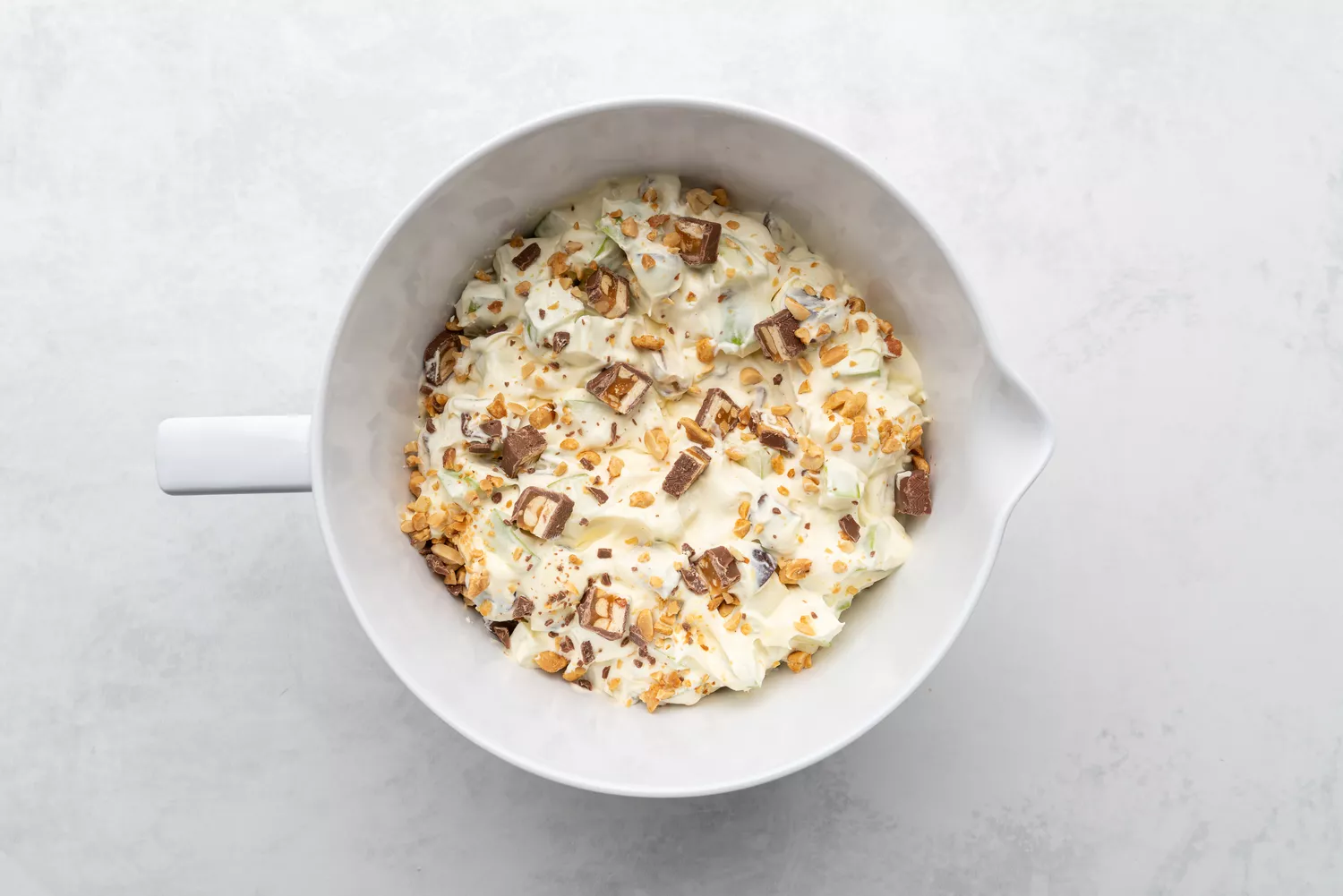 Salada Snickers em uma tigela