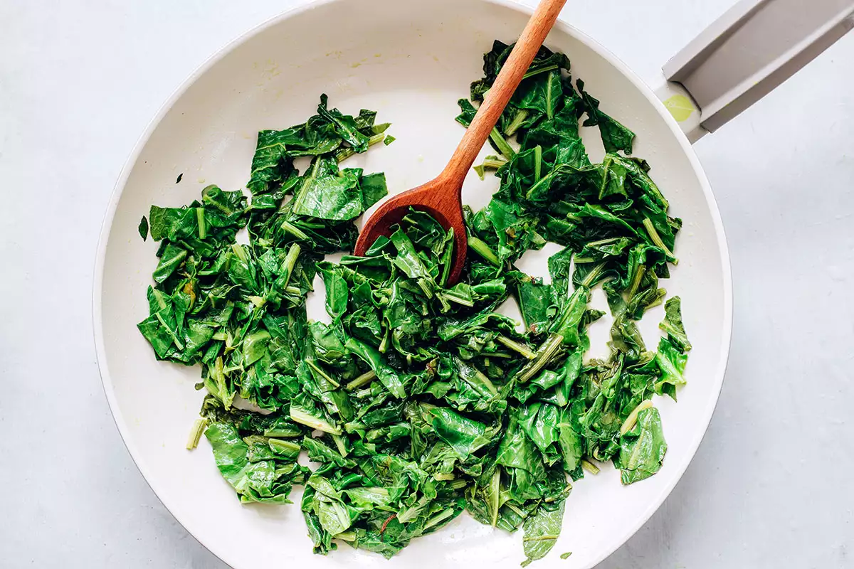 Derreta a manteiga e refogue a azeda em uma frigideira