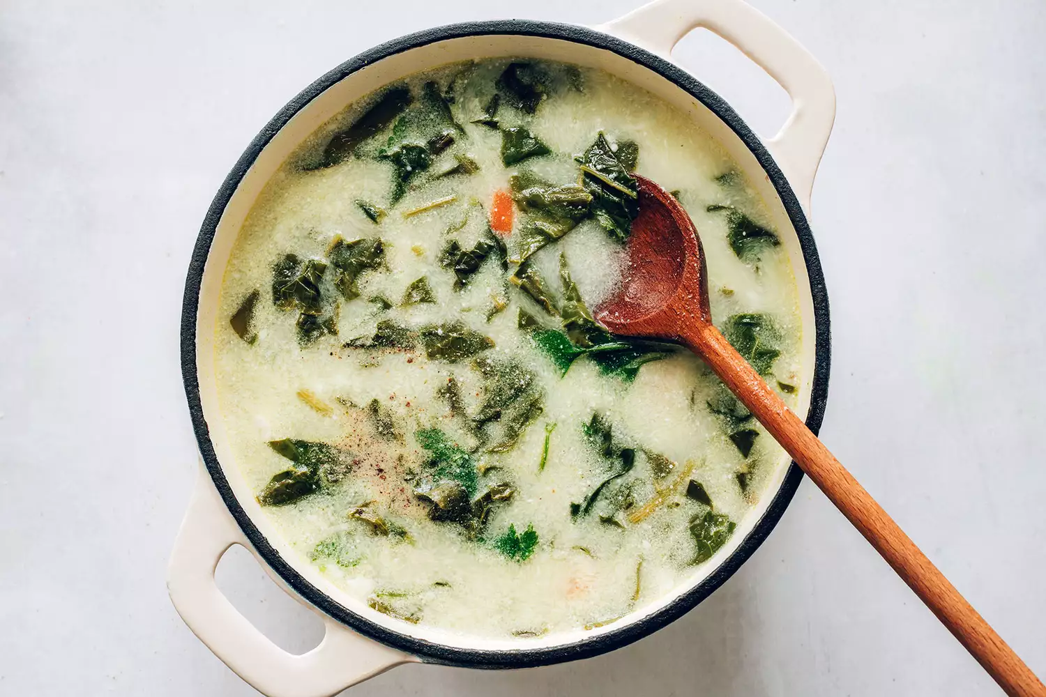 Sopa cozinhando em uma panela