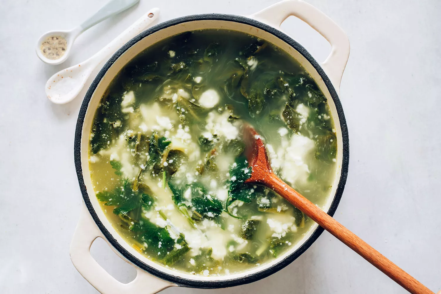 Sopa com a mistura de creme azedo